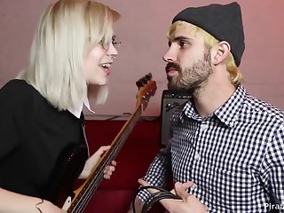 Gorgeous cutie pops up in mind-blowing porn clip